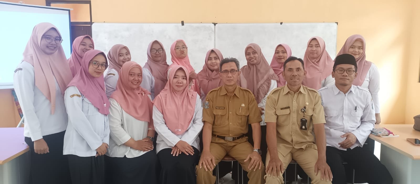 Langsung Praktik Choaching Sesama Guru SMAN 1 Lumbang di Workshop Berbagi Praktik Baik