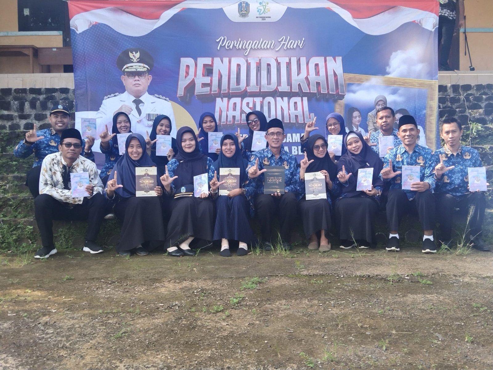 Peringati Hardiknas, SMAN 1 Lumbang Launching Buku Antologi | Karya Siswa dan Guru